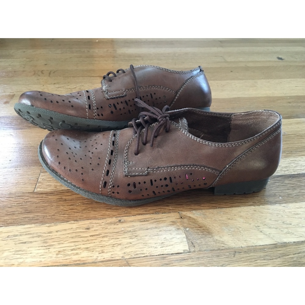 Rocket Dog Judson Lace-Up Perforated Oxford Flats